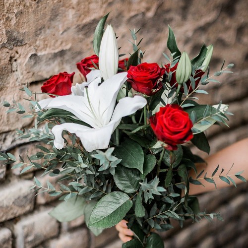 Bouquet de roses rouges et lys